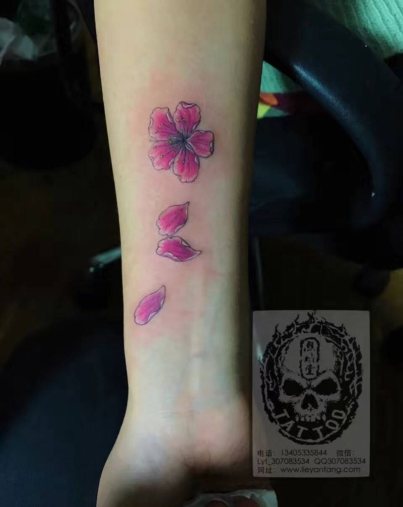 梅花纹身图片_成品手臂传统植物纹身图案