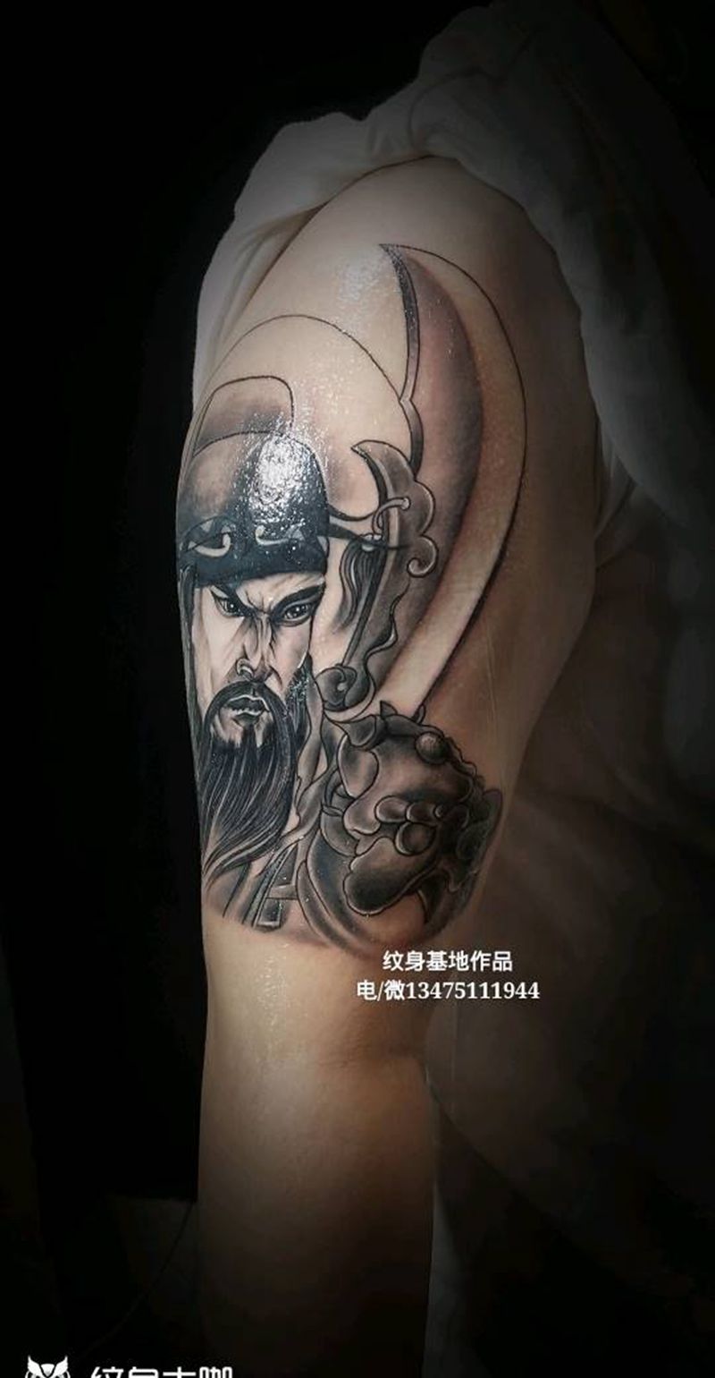 大臂图腾遮盖《关公》纹身图片