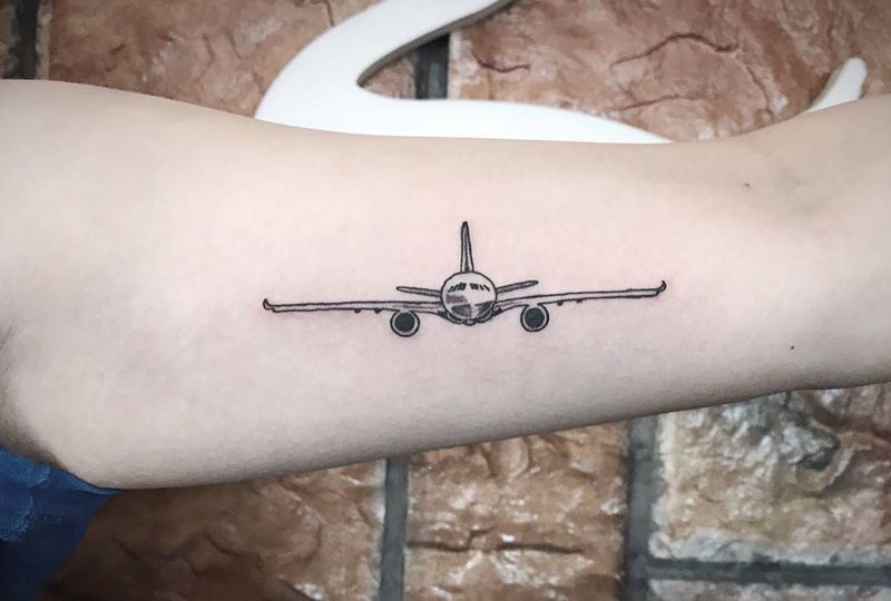 飞机✈️纹身图片_手臂几何飞机纹身图案