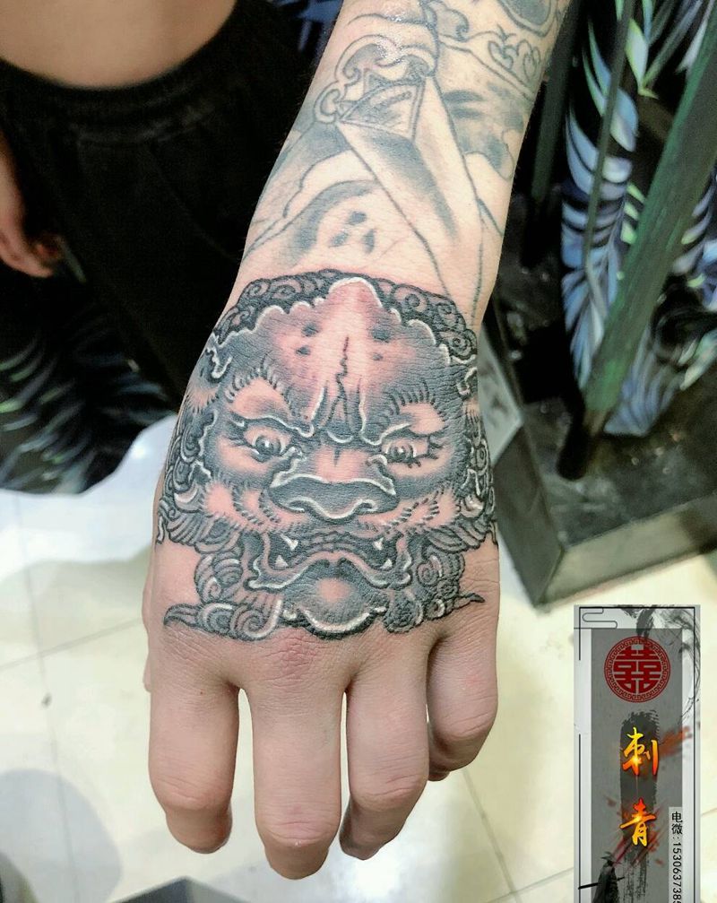 手背唐狮纹身图片_手部脚部新传统老传统纹身图案