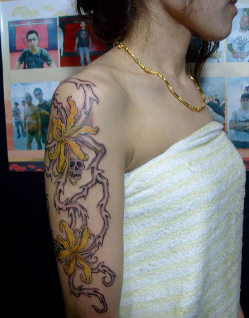 彼岸花纹身图片_成品肩部传统植物宗教大臂纹身图案