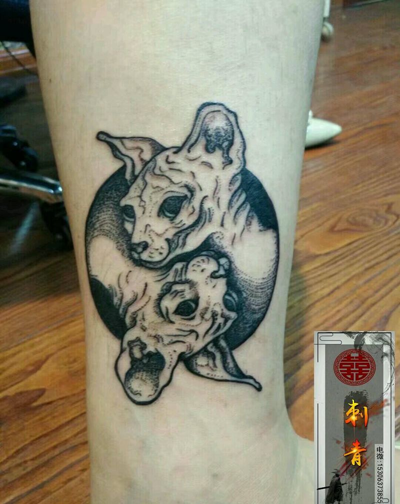 猫纹身图片_腿部点刺Old School猫纹身图案