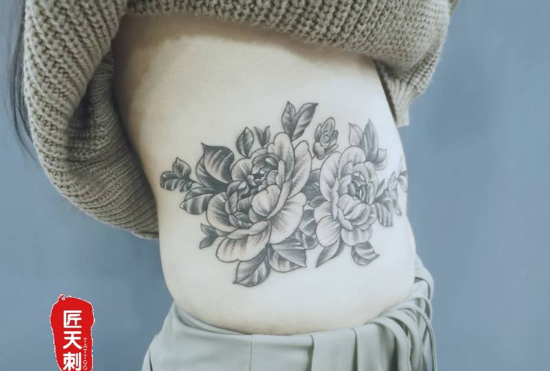 清新素花纹身图片_腰部腹部点刺水墨素花纹身图案