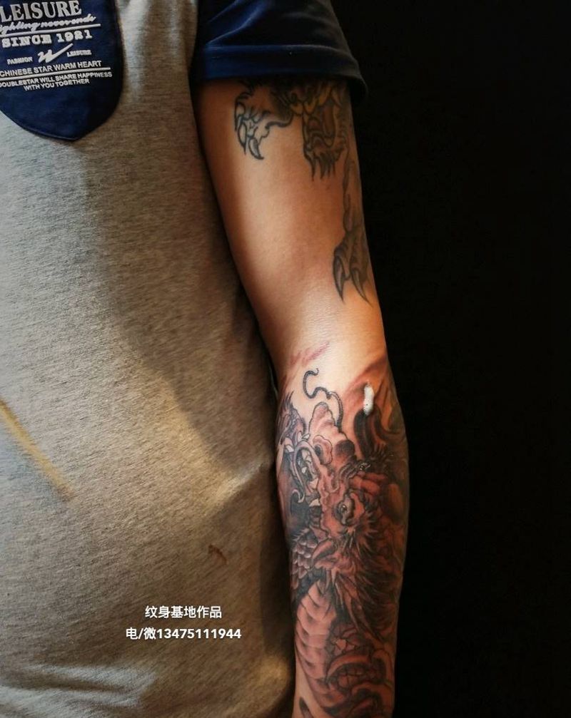 半臂龙纹身图片