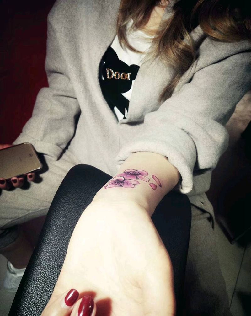 花纹身图片_手部水彩水墨花纹身图案