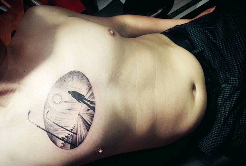 在路上纹身图片_胸部欧美写实点刺纹身图案