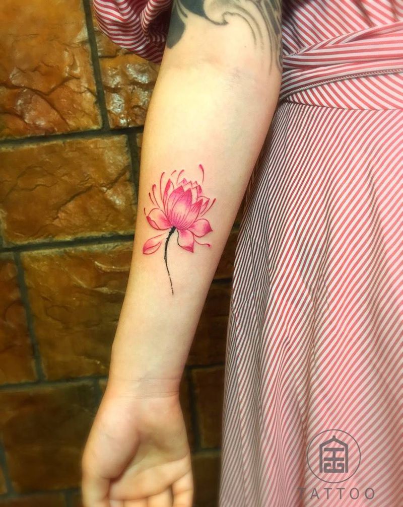 水彩莲花纹身图片_成品手臂传统植物莲花泼墨风格纹身图案