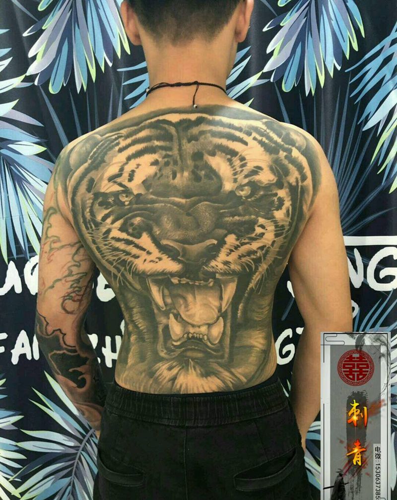 虎威纹身图片_背部新传统欧美写实虎纹身图案