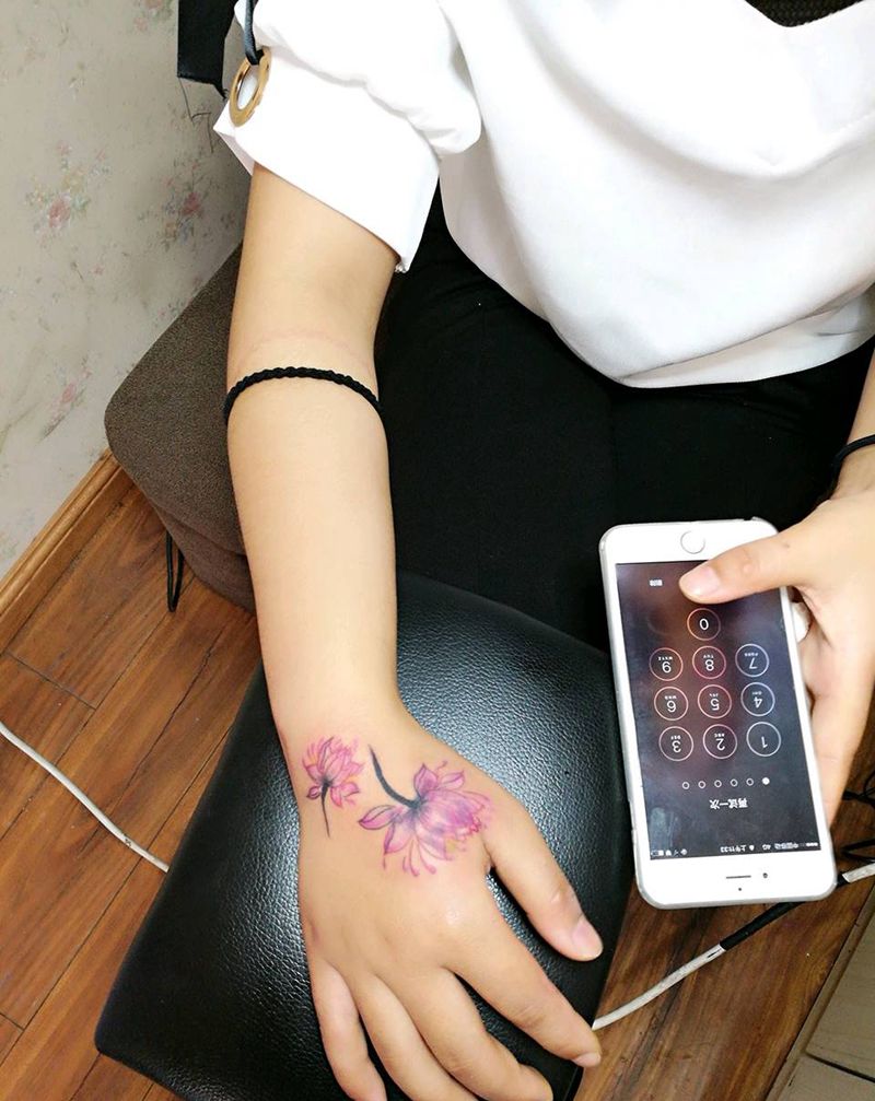 字母遮盖。纹身图片