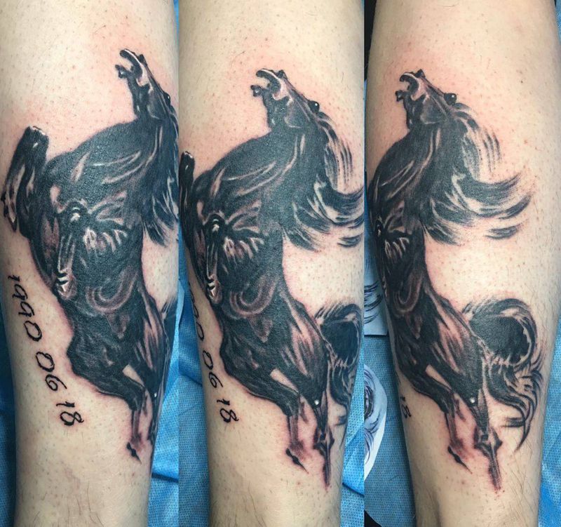 水墨马纹身图片_腿部水墨水彩纹身图案