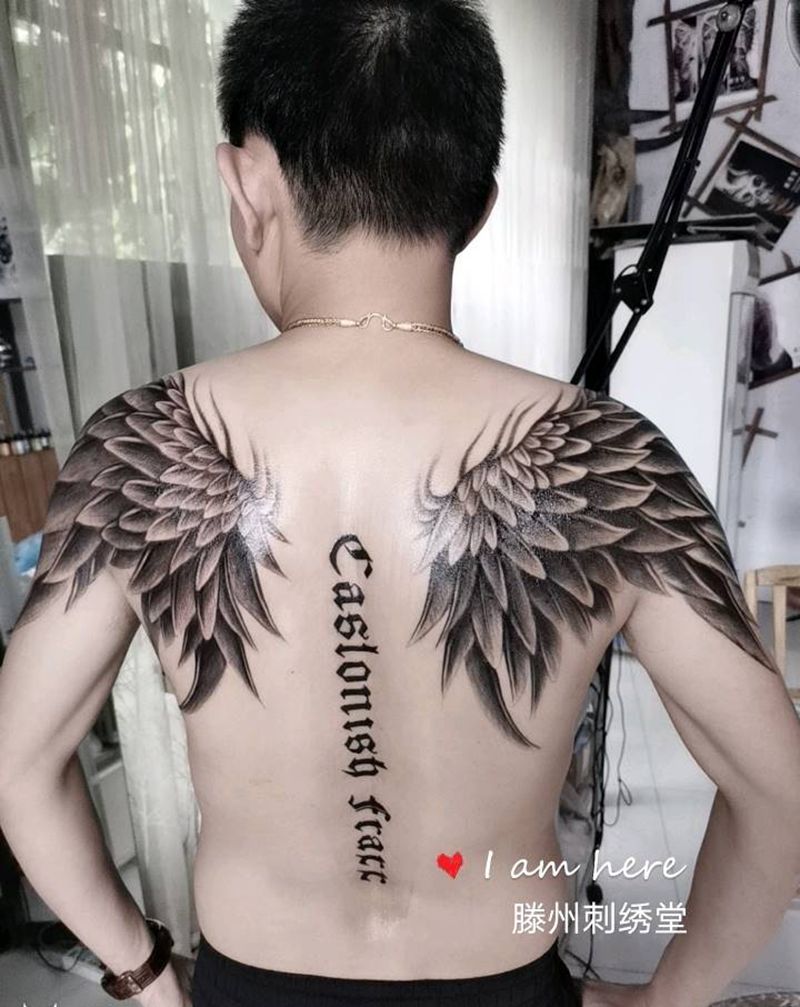 翅膀纹身图片_背部老传统纹身图案