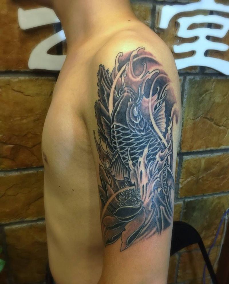 鲤鱼纹身图片_成品肩部传统鲤鱼大臂纹身图案