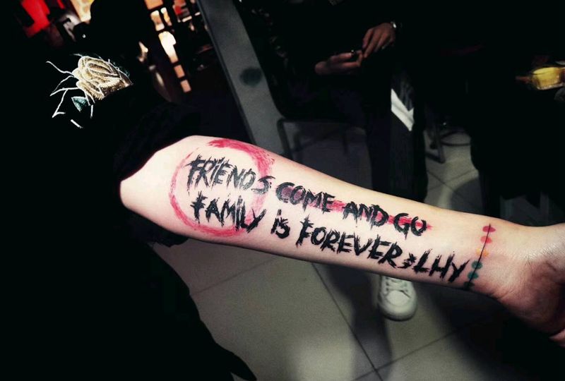 字母纹身图片_手臂花体字水彩纹身图案