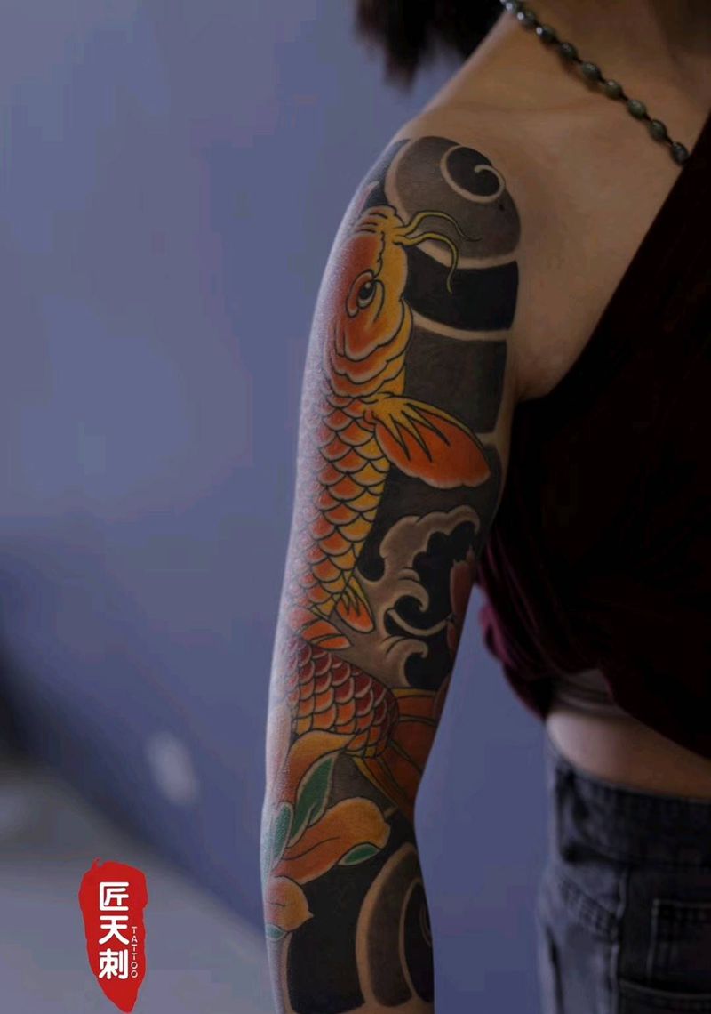 传统鱼七分袖纹身图片_手臂老传统纹身图案
