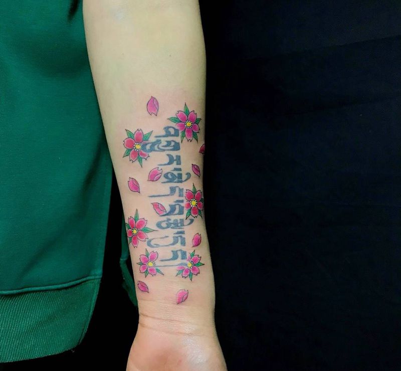 樱花纹身图片_手臂新传统樱花纹身图案