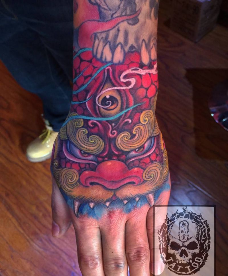 手背唐狮纹身图片_成品手部传统动物原创神兽纹身图案