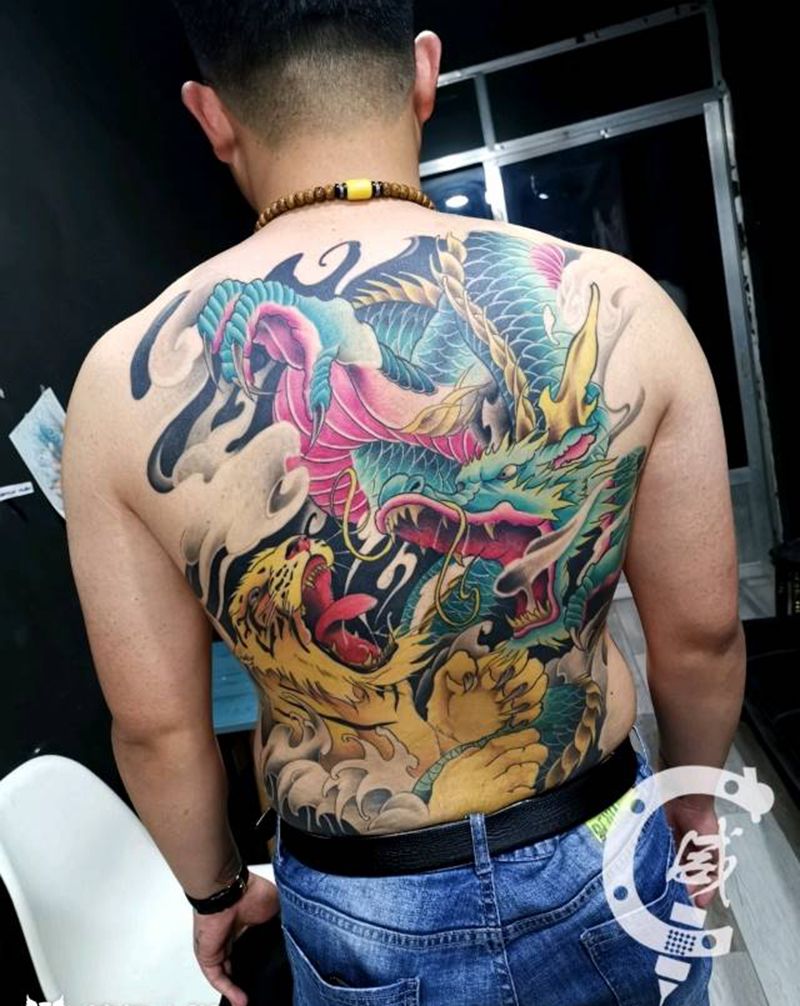 龙虎斗纹身图片_背部新传统龙虎斗纹身图案
