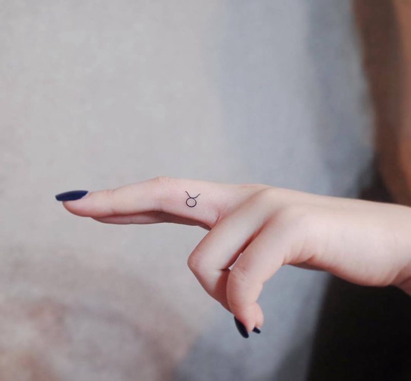 藏在手指间的小惊喜纹身图片_成品手部字符文字手指原创图腾清新纹身图案