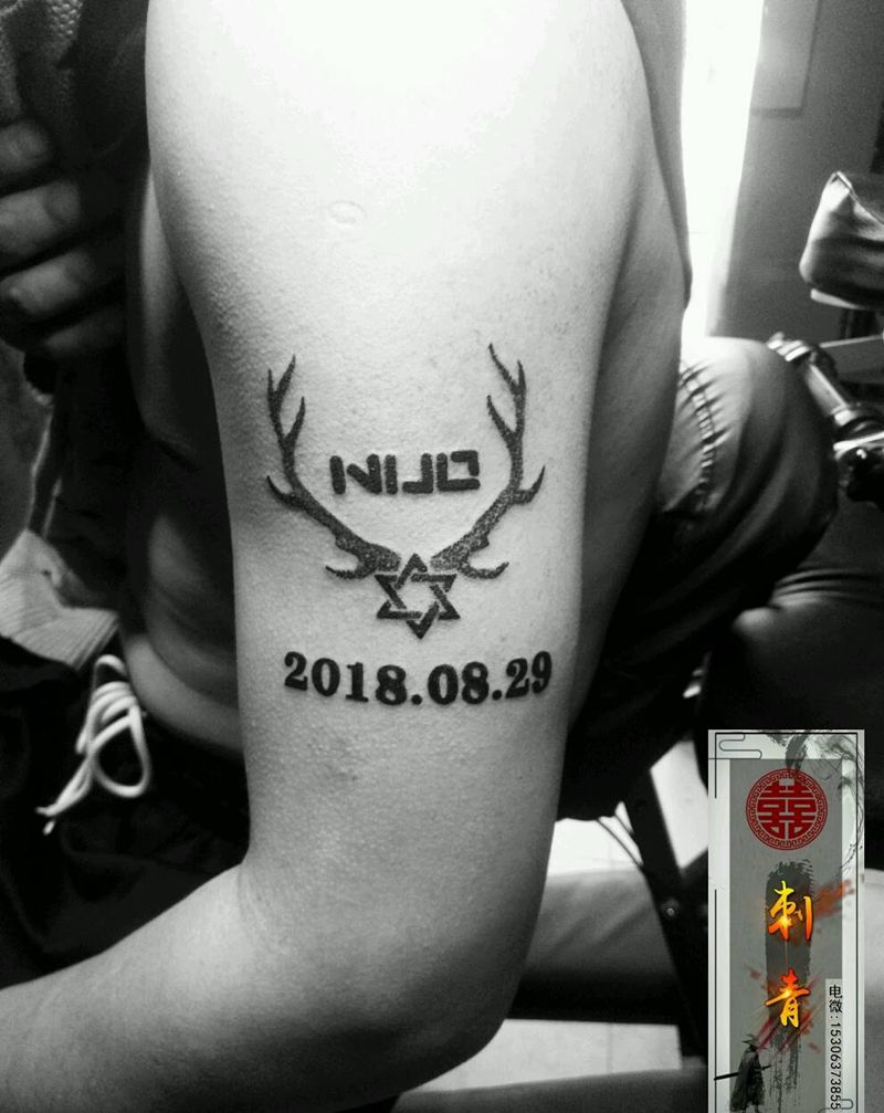 小清新纹身图片_手臂肩部点刺图腾六芒星鹿角英文纹身图案
