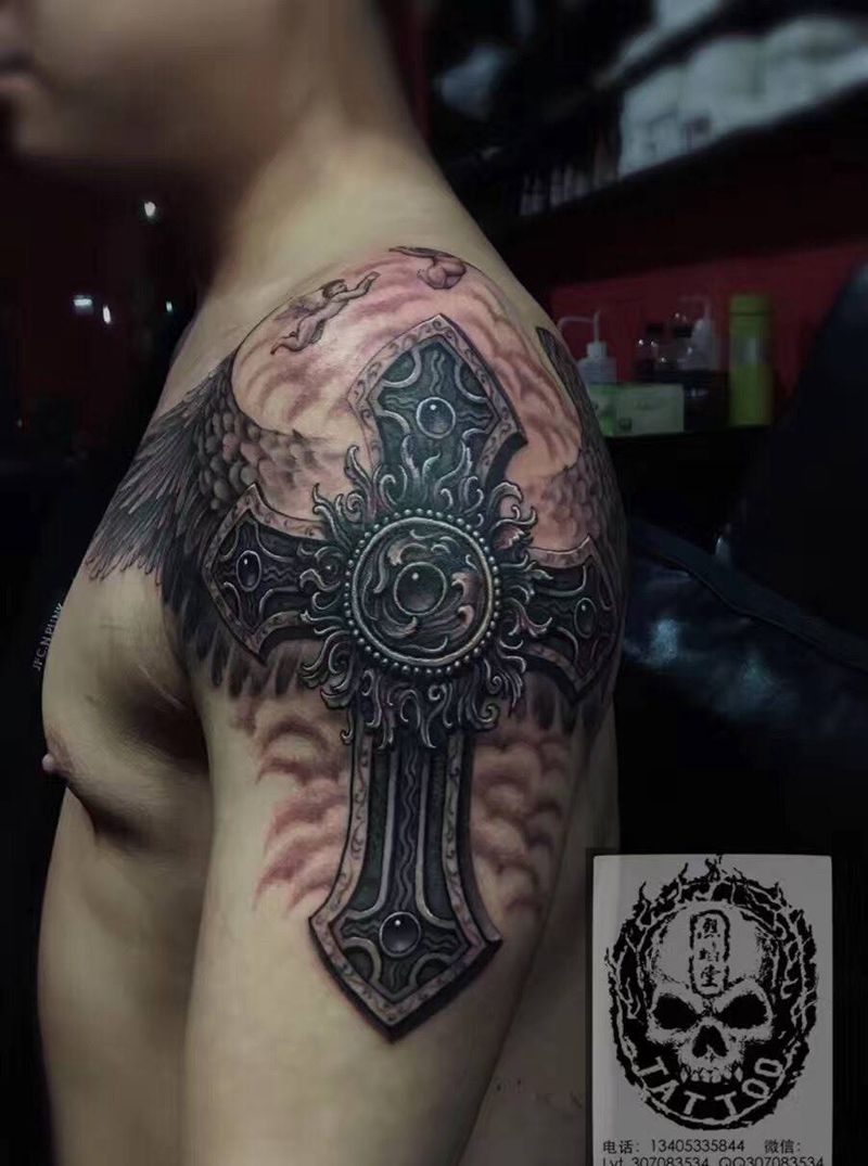 飞翔的十字架纹身图片_成品肩部欧美原创宗教遮盖作品纹身图案