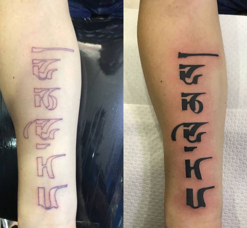 小臂内侧梵文纹身图片