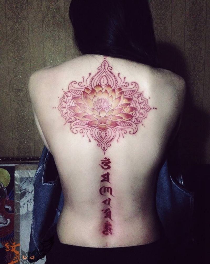 图腾荷花纹身图片_背部清新植物几何字符纹身图案