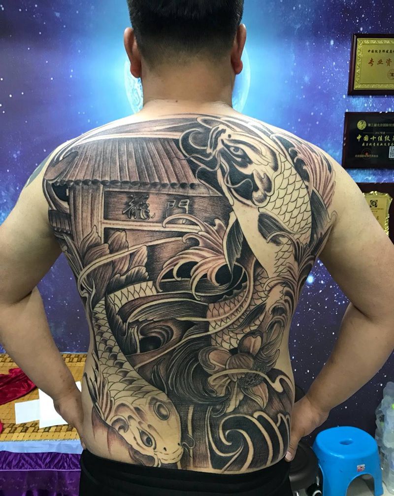 满背鲤鱼跳龙门纹身图片
