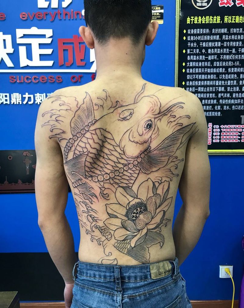 满背锦鲤线条纹身图片_背部传统动物纹身图案