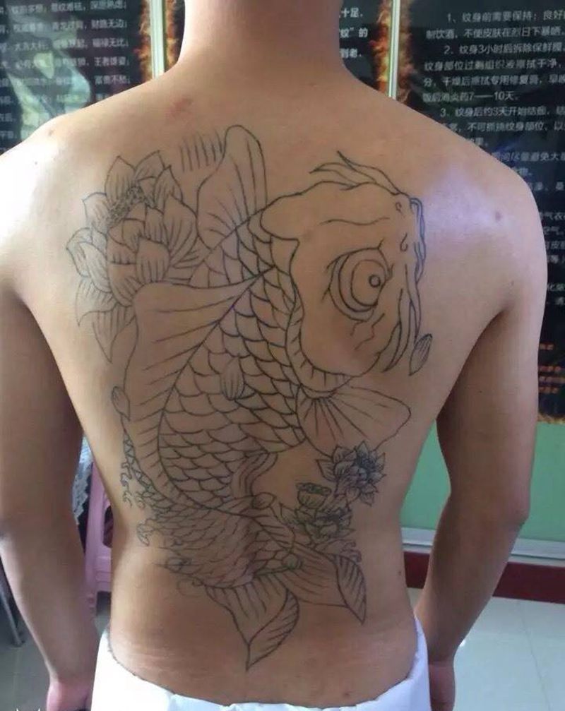 满背锦鲤遮盖纹身图片_背部动物传统纹身图案