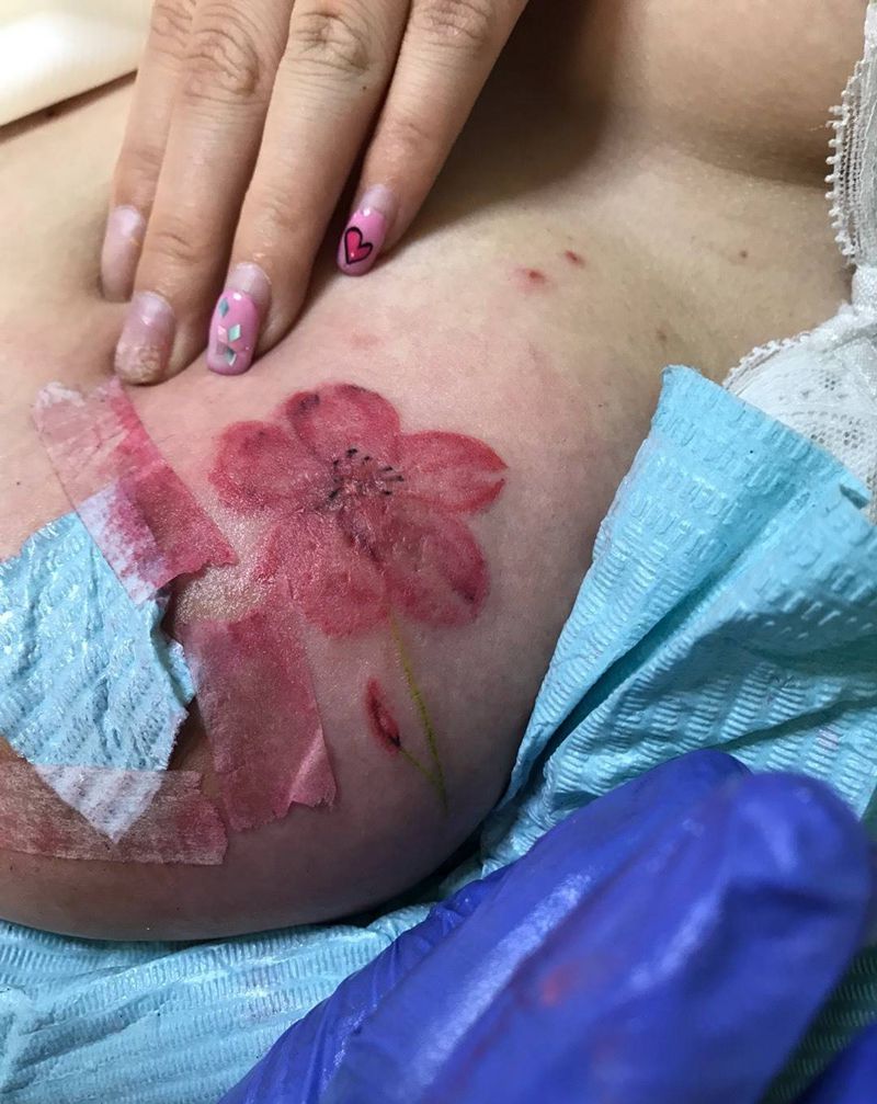 胸部疤痕遮盖纹身图片_成品胸部传统习俗清新国画植物纹身图案