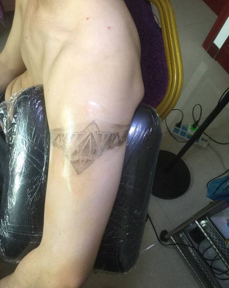 大臂小图腾纹身图片_成品手臂传统图腾纹身图案