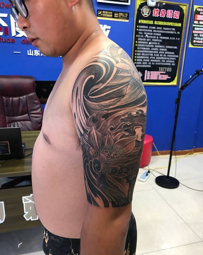 后背大臂锦鲤荷花纹身图片