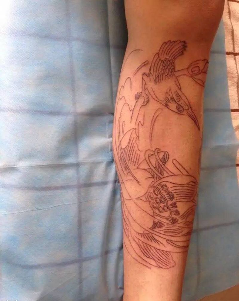 一鸣包小腿纹身图片_成品腿部国画动物植物纹身图案