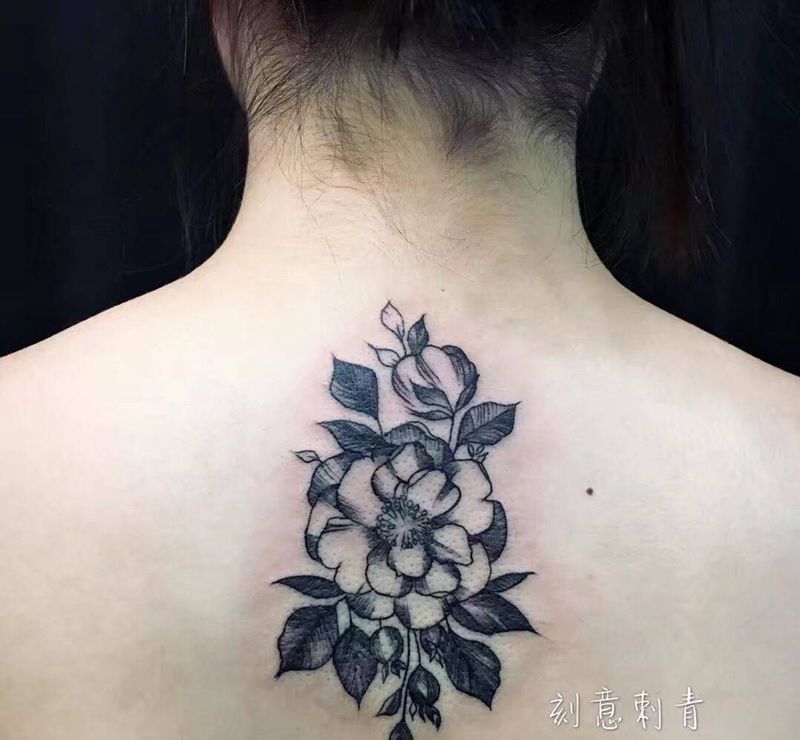 花纹身图片_成品背部清新植物纹身图案