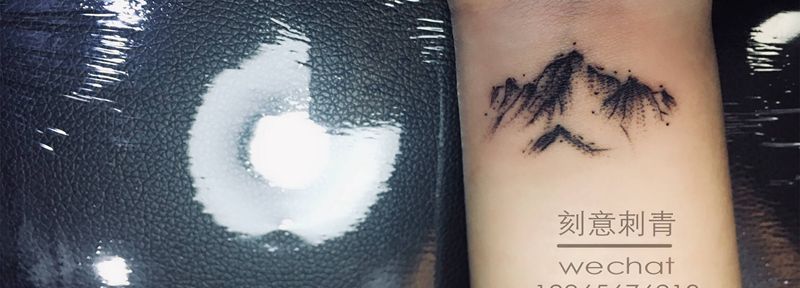 小清新纹身图片_手臂点刺山纹身图案