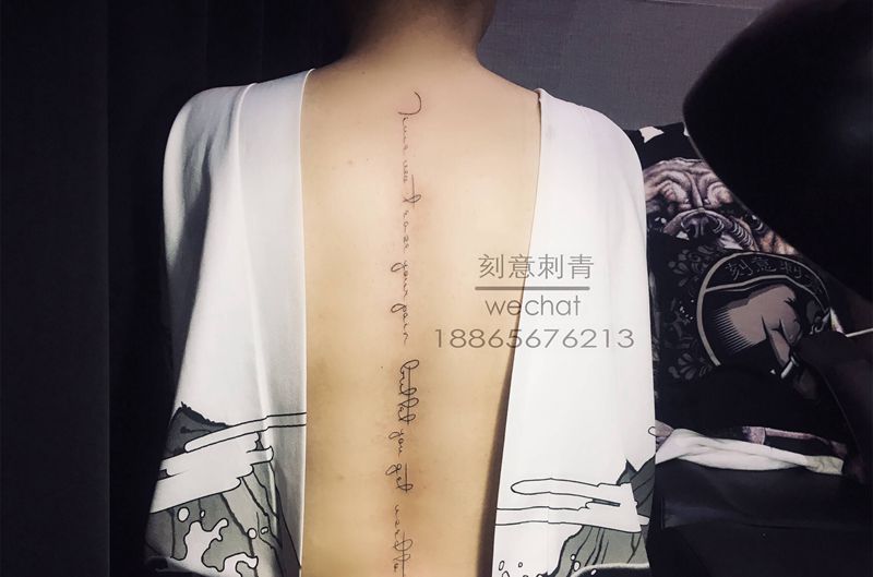 字母纹身图片_背部字母小清新纹身图案