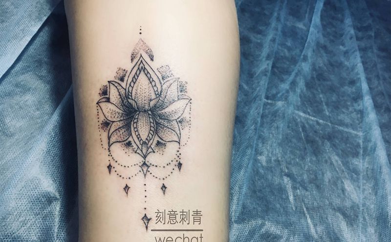 荷花纹身图片_腿部点刺荷花纹身图案