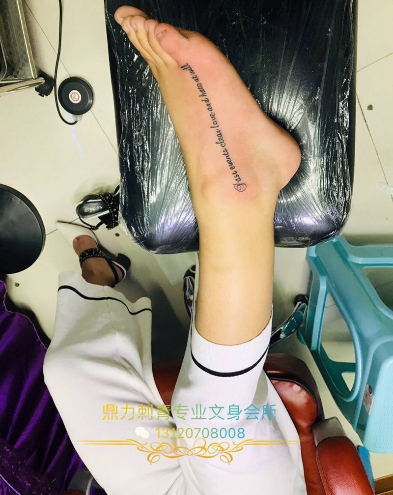 DL 脚背英文控纹身图片_脚部纹身图案