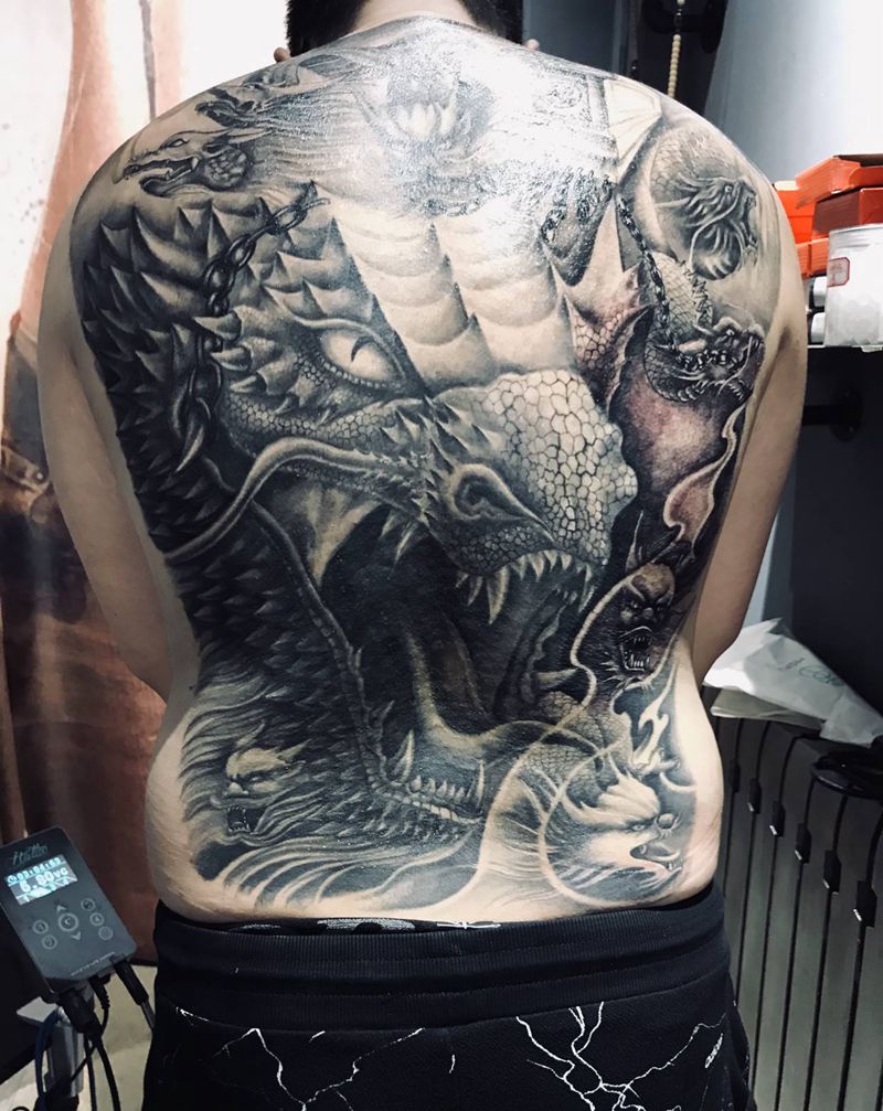 九龙拉棺纹身图片_背部纹身图案