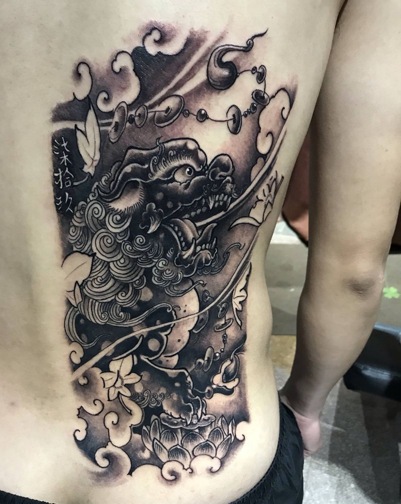 唐狮纹身图片_背部新传统唐狮纹身图案