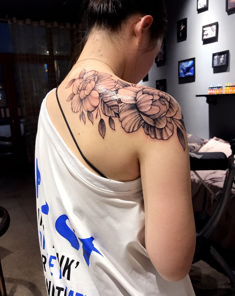 素花纹身图片_肩部点刺素花纹身图案