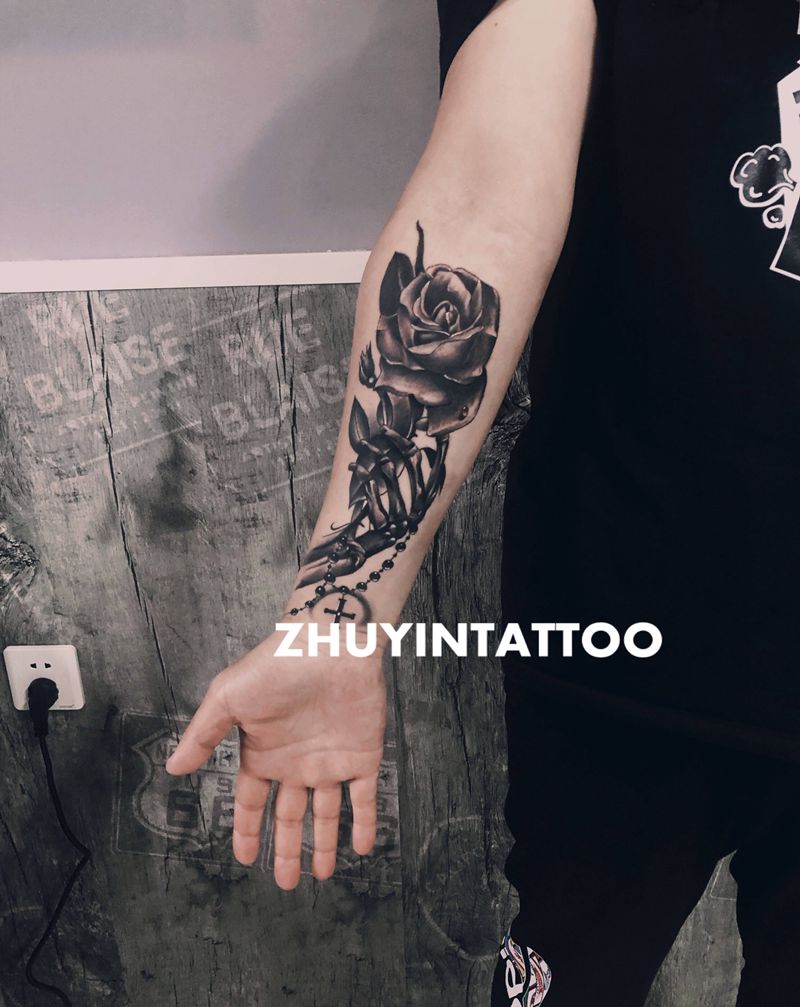 骷髅手玫瑰纹身图片_手臂纹身图案