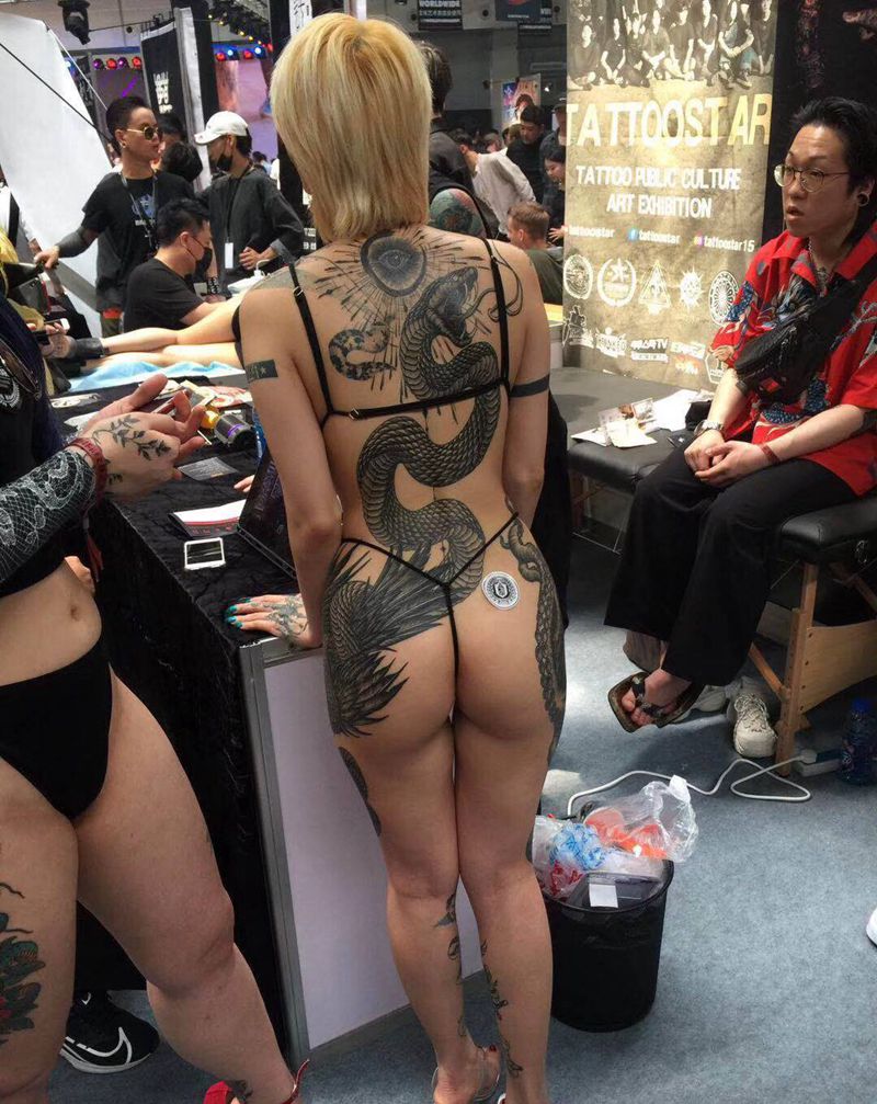 一年一度的美腿秀纹身图片_臀部点刺新传统酷纹身图案