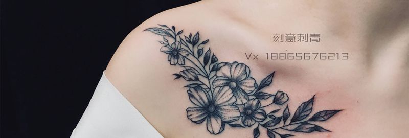 素花纹身图片_胸部素花纹身图案