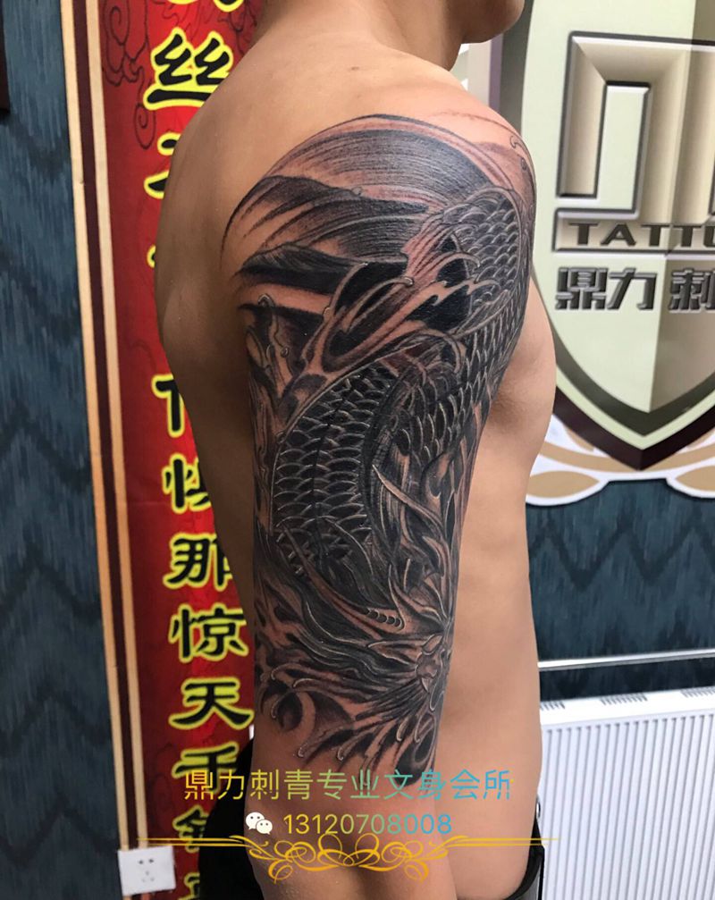 DL 大臂熬鱼打雾纹身图片_手臂老传统纹身图案