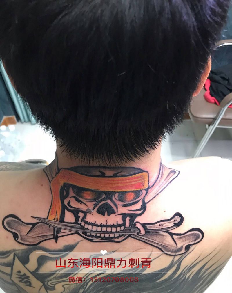 DL 后颈骷髅头纹身图片_颈部老传统纹身图案