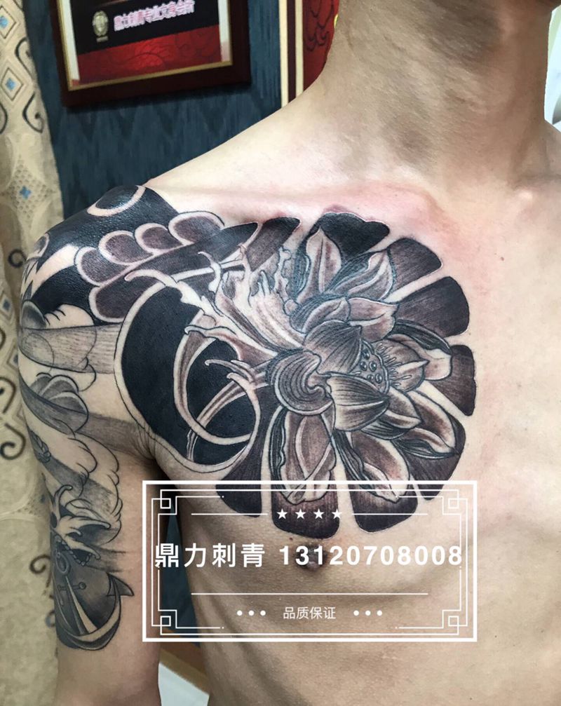 DL 小半甲打雾纹身图片_胸部老传统纹身图案