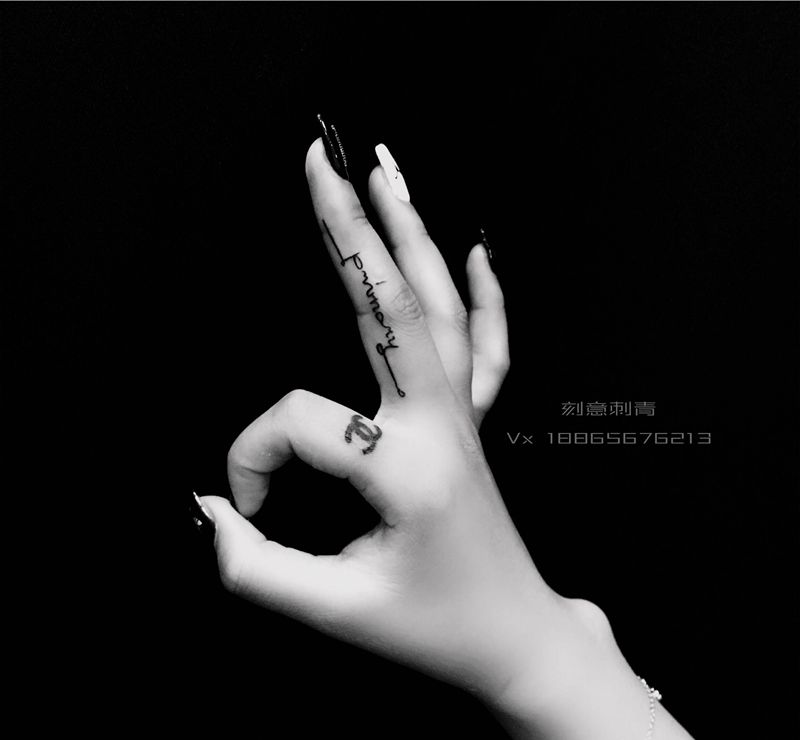 字母纹身图片_手部字母手指纹身图案
