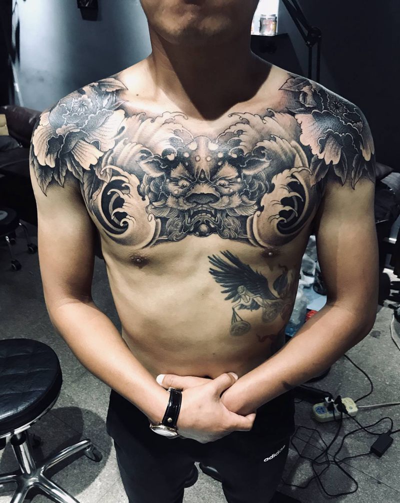 花胸唐狮纹身图片_胸部新传统点刺唐狮牡丹水浪纹身图案