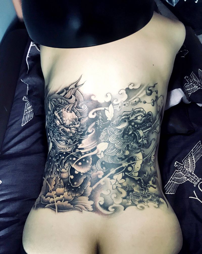 富贵双狮纹身图片_腰部新传统唐狮牡丹莲花纹身图案